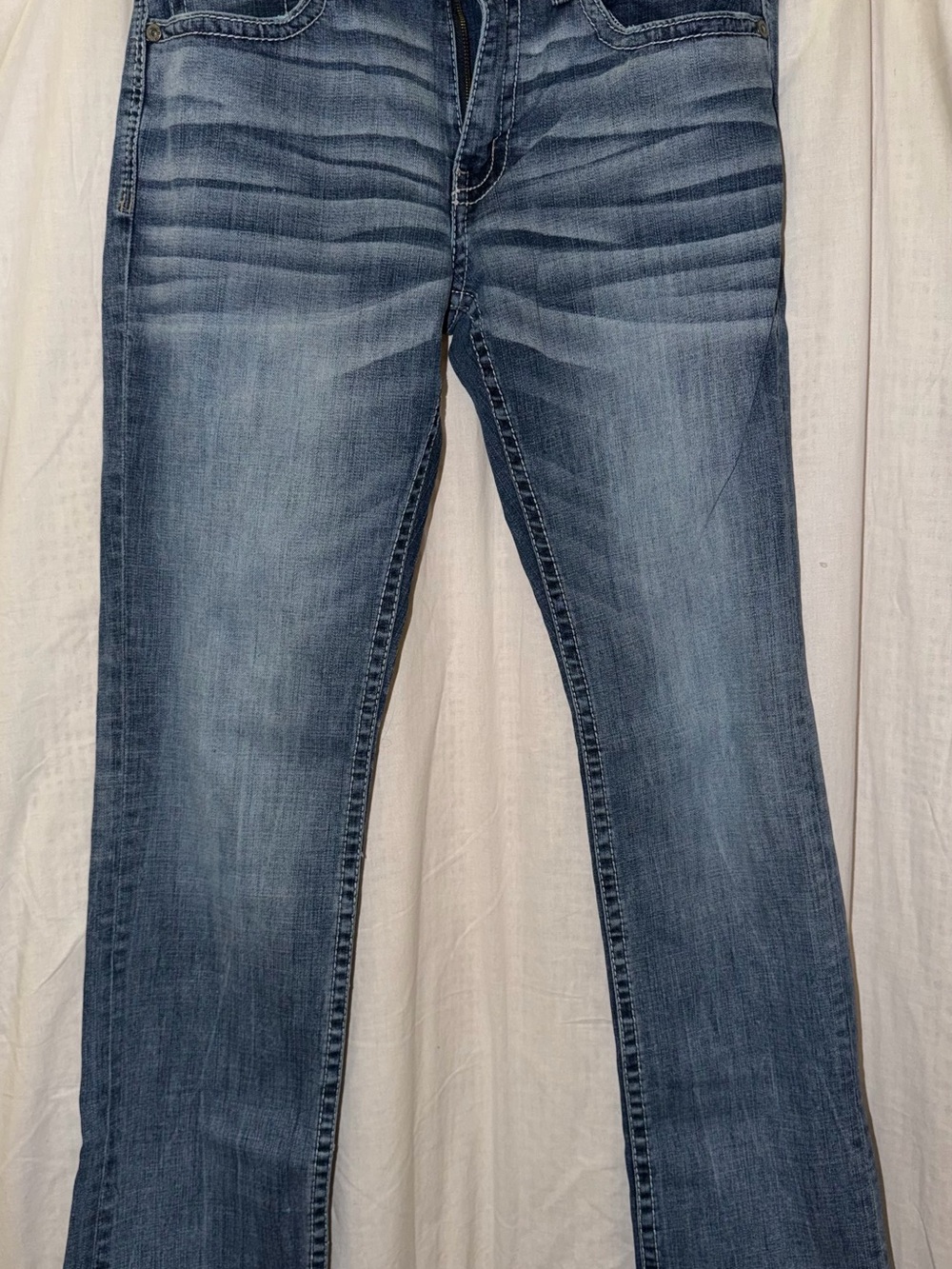 BKE Men's Straight Leg Jeans in Light/Medium Blue Wash